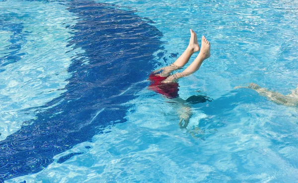 Duiken Het Zwembad Gelukkige Kleine Jongen Tijd Doorbrengen Zwembad — Stockfoto