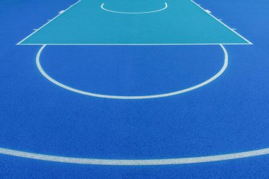 Soyut, yeni yapılan açık basketbol sahası mavi arka plan