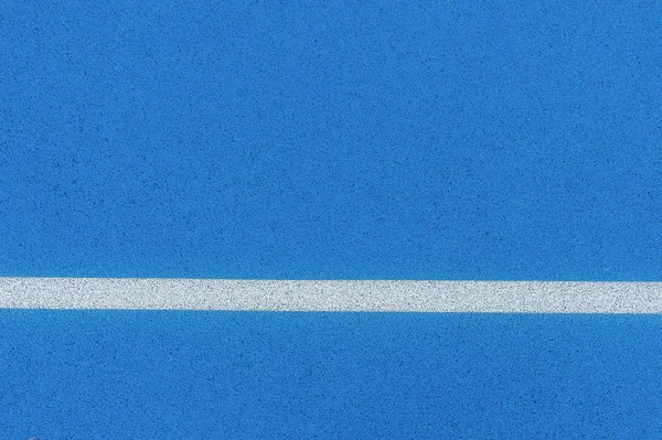 Fondo colorido de la cancha deportiva. Vista superior azul campo de caucho gro — Foto de Stock