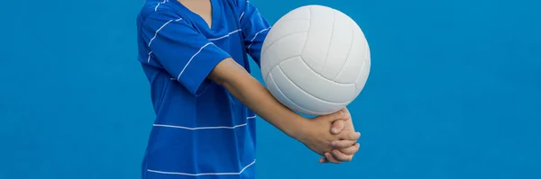 Garçon Jouant Volley Isolé Bleu — Photo