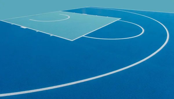 Abstrakt, blå bakgrund av nygjord utomhus basketplan — Stockfoto