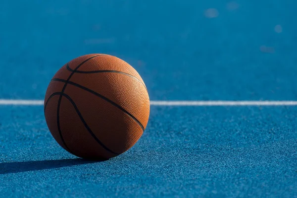 Mavi yüzeyde Turuncu Basketbol topu — Stok fotoğraf