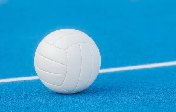 Volleybal bal op blauwe speelplaats met witte lijn — Stockfoto