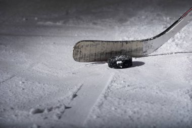 Buz pateni pistinde Hokey Sopası ve Puck