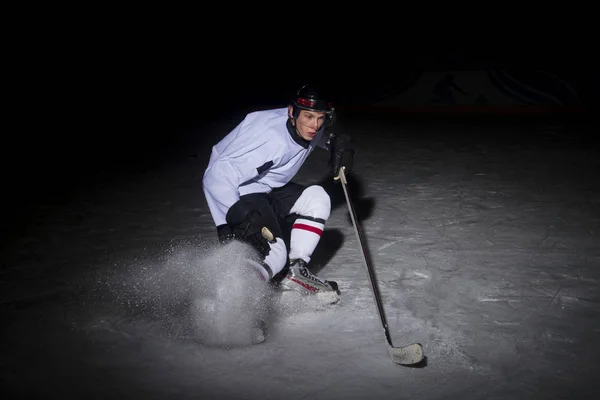 Хоккеист в действии ногами с палкой — стоковое фото