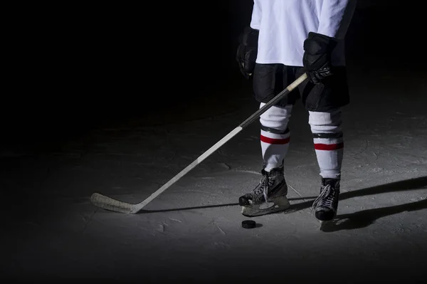 Jugador de hockey sobre hielo en acción patadas con palo — Foto de Stock