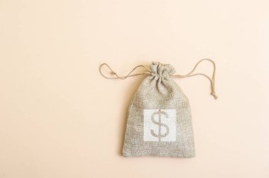 Açık bej rengi arka planda para çantası