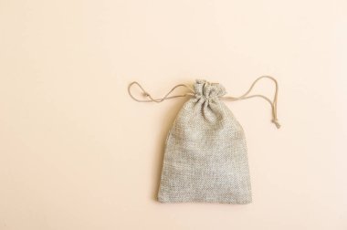 Açık bej rengi arka planda para çantası