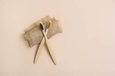 Açık bej doğal arkaplanda bambu diş fırçası