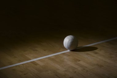 Voleybol sahası ahşap zemin, siyah top ve fotokopi alanı