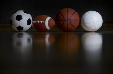 Siyah arka plan üzerine izole çeşitli spor aletleri Close-Up