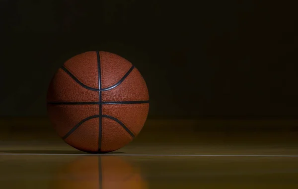 Basketball Sur Plancher Cour Bois Franc Avec Éclairage Tache — Photo