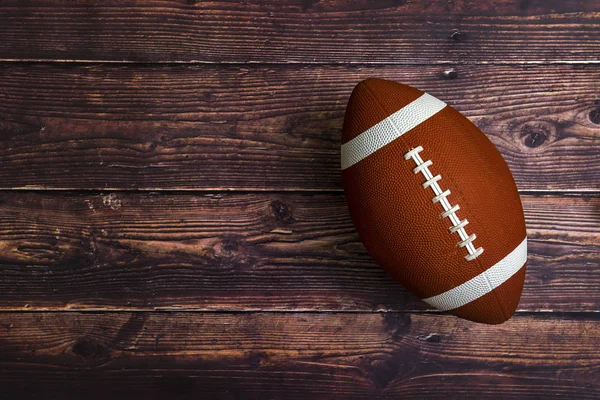 木製の背景にアメリカン フットボールのボール — ストック写真