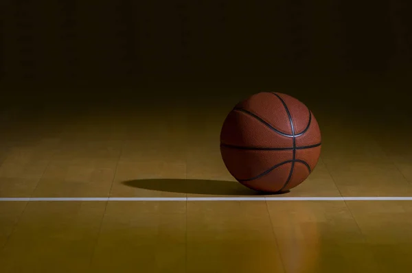 Basketball Avec Fond Foncé Sur Plancher Gymnase Bois — Photo