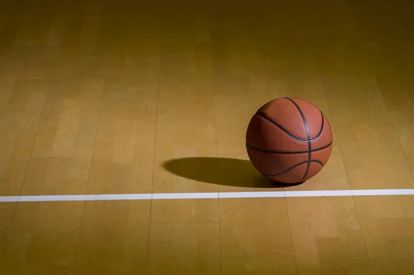 Arka Plan Olarak Ahşap Yerde Basketbol — Stok fotoğraf