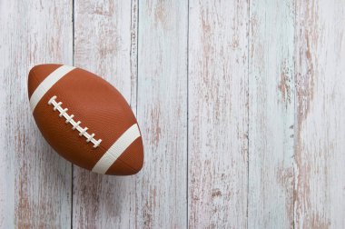 ahşap arka plan üzerinde Amerikan futbolu topu