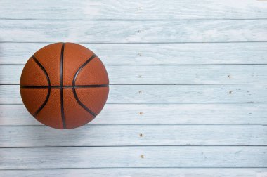 arka plan olarak ahşap yerde basketbol