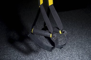 Antrenman kayışları. Gri arkaplanda siyah kayış fonksiyonel eğitim ekipmanı
