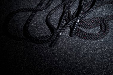 Gri arka bahçedeki siyah savaş ipine yakın durun. Spor ve spor malzemeleri. Fonksiyonel eğitim