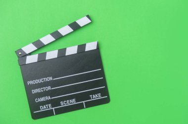 Yeşil arka planda film alkışlaması, sinema konsepti