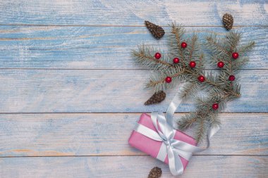 Tahta arka planda süslemesi olan Noel hediyesi kutusu.. 