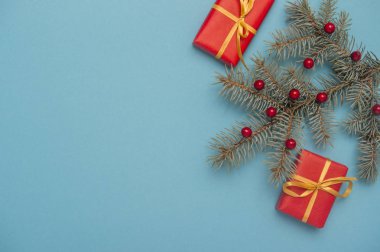 Mavi arka planda süslemeli Noel hediyesi kutuları. 