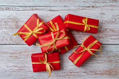 Noel hediye kutuları üzerinde ahşap plakalar yerleştirilen