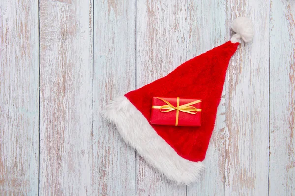 Scatola Regalo Con Cappello Babbo Natale Sfondo Vecchio Legno — Foto Stock