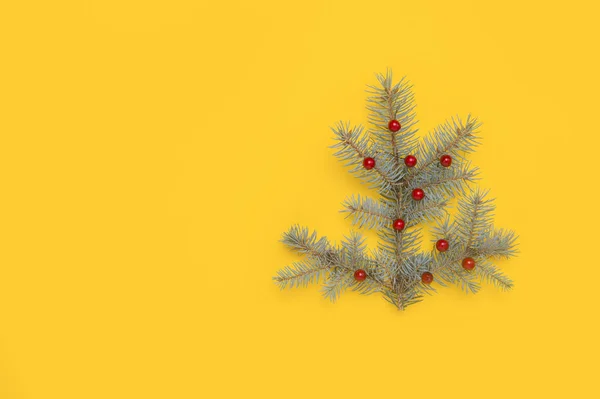 Χριστουγεννιάτικη Διακόσμηση Κίτρινο Φόντο Άνω Όψη — Φωτογραφία Αρχείου