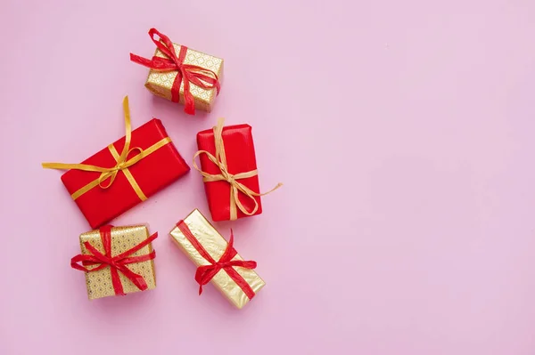 Cajas Regalo Navidad Colocadas Sobre Fondo Rosa — Foto de Stock
