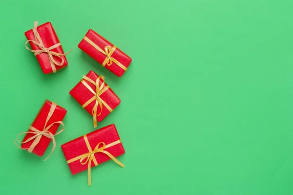 Cajas Regalo Navidad Colocadas Sobre Fondo Verde — Foto de Stock