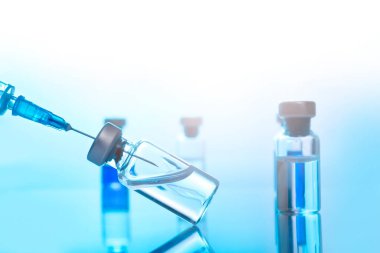 Aşıyla yakın plan tıbbi şırınga. Aşı ve sağlık hizmetleri kavramı.