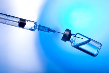 Aşıyla yakın plan tıbbi şırınga. Aşı ve sağlık hizmetleri kavramı.