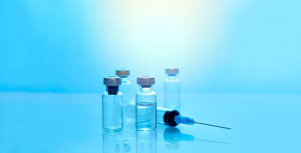 Mühürlü Şişelere Enjekte Edilebilir Ilaçlar Tek Kullanımlık Plastik Şırınga — Stok fotoğraf