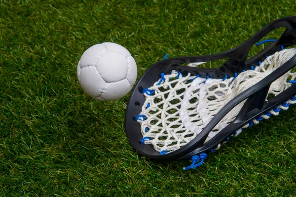 Lacrosse Stick Witte Bal Gras Achtergrond Teamsportconcept — Stockfoto