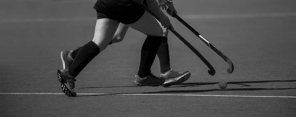 Twee Vrouwen Strijden Controle Bal Tijdens Hockeywedstrijden Zwart Wit — Stockfoto