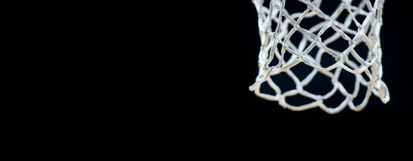 暗い背景で閉じる空のスウッシングバスケットボールネット チームスポーツ Conep — ストック写真