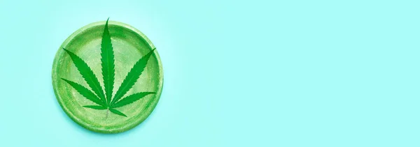 ミントカラーのグリーンプレートに緑のマリファナの葉 医療用マリファナ ハーブ代替医療 製薬業界の概念 トレンディフラットレイアウトミニマリズムバナー — ストック写真