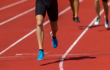 Sporcu bacaklarının koşuşunun birleşik görüntüsü. Bireysel spor konsepti