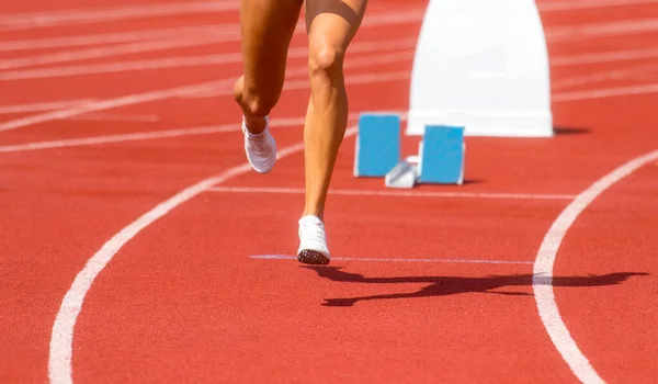 Başlangıç Konumundaki Koşucu Başlangıç Için Hazırlanıyor Bireysel Spor Eşleşmesi — Stok fotoğraf