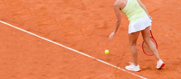 Kvinnlig Tennisspelare Aktion Planen Solig Dag Bakgrund Till Tennisskolans Banderoll — Stockfoto