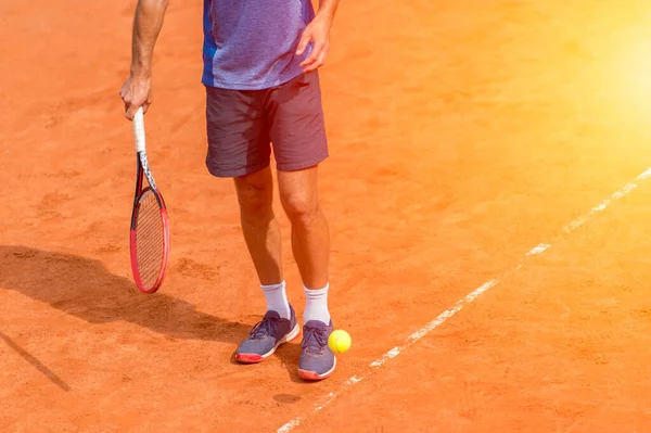 晴れた日にはコートで男子テニス選手が活躍している テニススクールバナーの背景 個々のスポーツコンセプト — ストック写真