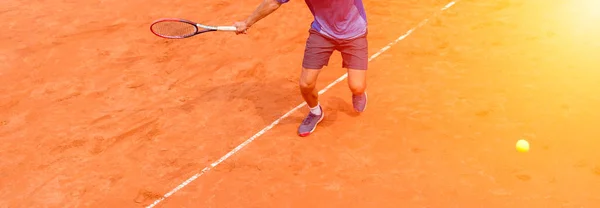 Jugador Tenis Masculino Acción Cancha Día Soleado Fondo Para Bandera — Foto de Stock