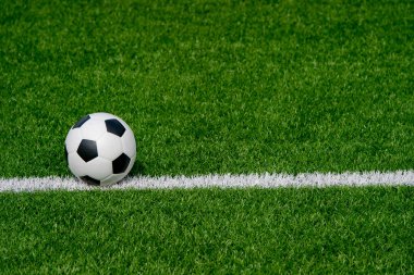 Sahada siyah beyaz futbol topu. Takım sporu konsepti. Çevrimiçi çalışma teması.