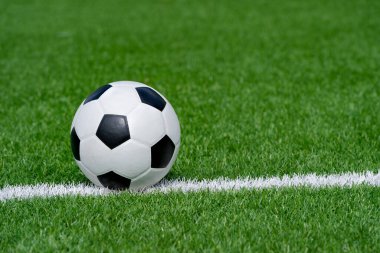 Sahada siyah beyaz futbol topu. Takım sporu konsepti. Çevrimiçi çalışma teması.
