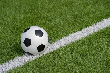 Sahada siyah beyaz futbol topu. Takım sporu konsepti. Çevrimiçi çalışma teması.