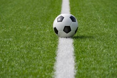 Sahada siyah beyaz futbol topu. Takım sporu konsepti. Çevrimiçi çalışma teması.
