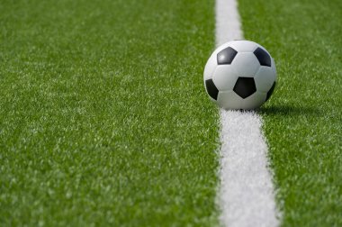 Sahada siyah beyaz futbol topu. Takım sporu konsepti. Çevrimiçi çalışma teması.