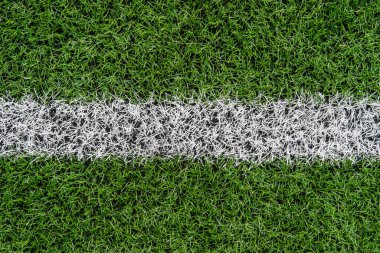 Yeşil sentetik çim spor sahası, yukarıdan beyaz çizgili. Futbol, ragbi, futbol, beyzbol sporu konsepti.