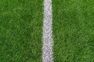 Yeşil sentetik çim spor sahası, yukarıdan beyaz çizgili. Futbol, ragbi, futbol, beyzbol sporu konsepti.